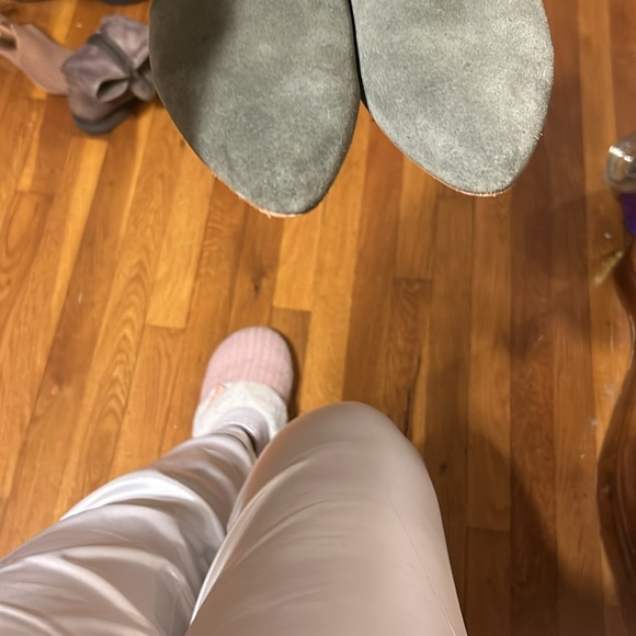 Very cute very comfortable greenish booties - Picture 3 of 4